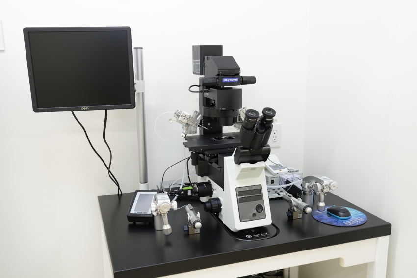 顕微授精の倒立顕微鏡とレーザー装置